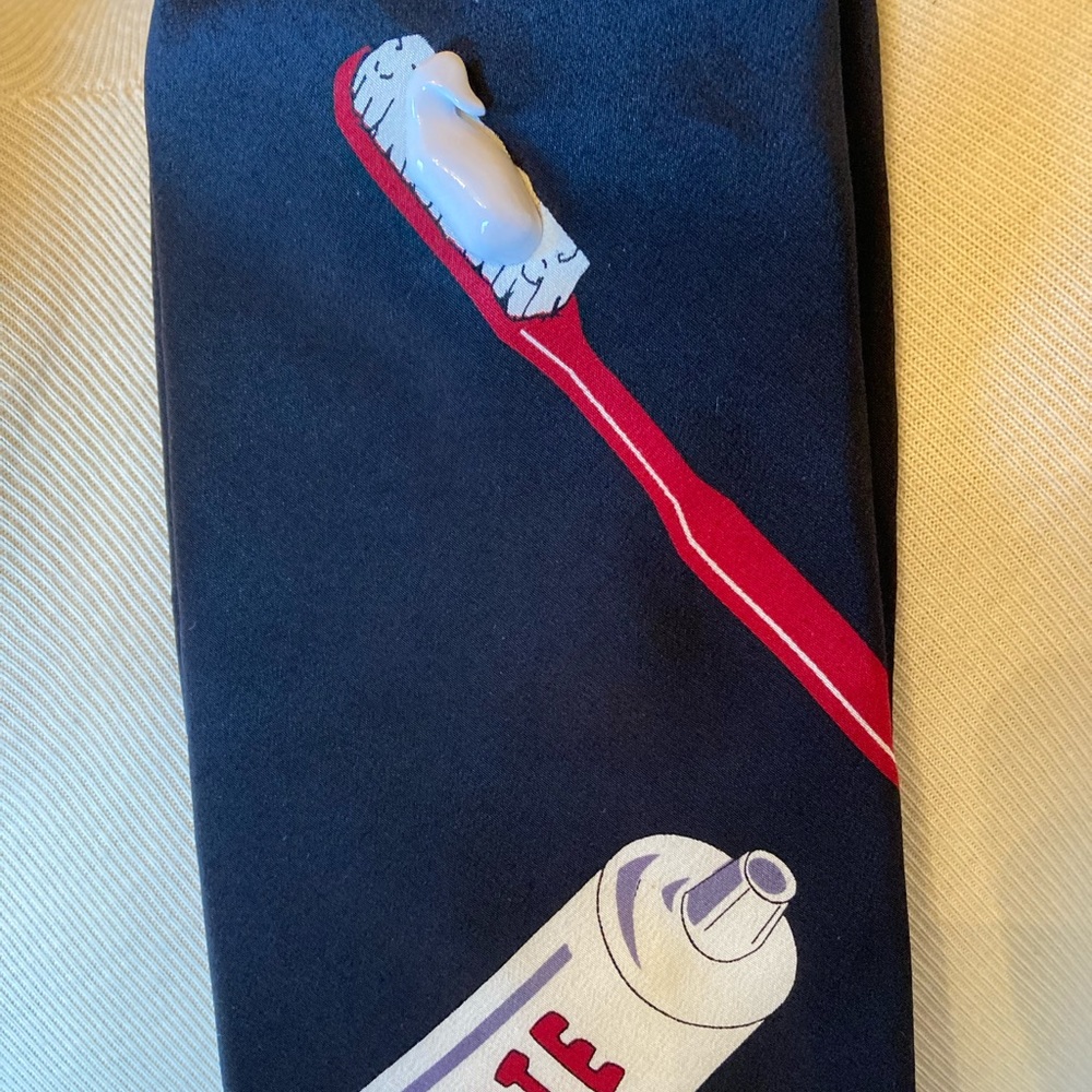 3-D VICKY DAVIS Toothbrush and Paste Tie